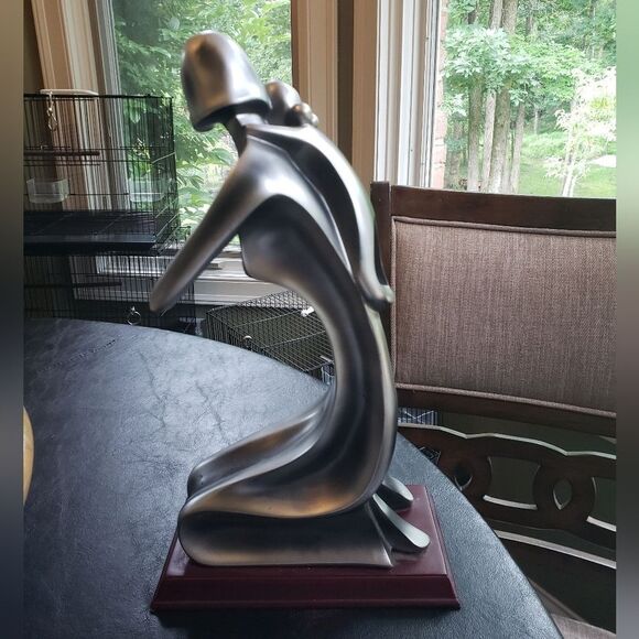 Mother & Daughter Statue - Picture 4 of 12